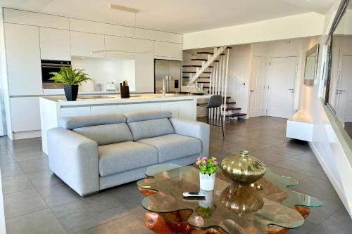 Kuchyň nebo kuchyňský kout v ubytování Duplex design sea view