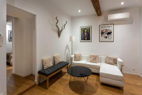 un salon avec un canapé et une table dans l'établissement Le Yona Mirabeau - Appartement T3 Atypique situé dans le centre ville historique - proche Rotonde, à Aix-en-Provence