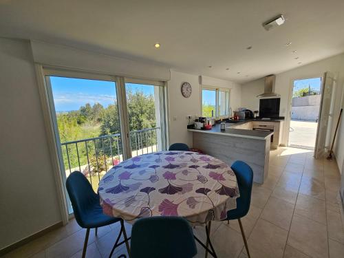une cuisine et une salle à manger avec une table et des chaises dans l'établissement Emma, à Sari-Solenzara