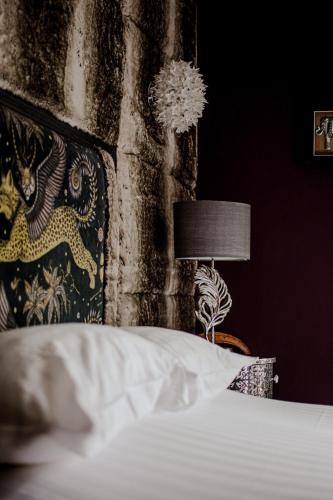 Ένα ή περισσότερα κρεβάτια σε δωμάτιο στο The White Hart Hotel