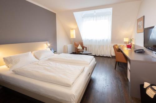 Postel nebo postele na pokoji v ubytování Hotel Traube am See