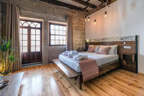 GuestReady - CastleRock Rock Hotel (Loud music)