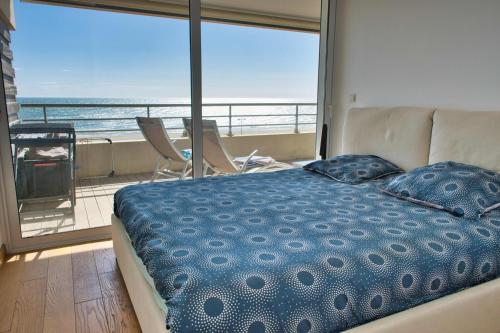 une chambre avec un lit avec vue sur l'océan dans l'établissement LE PALAIS dETE T4 6-8 115m2 grand standing garage carplug, à Canet