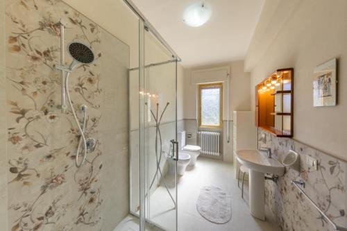 e bagno con doccia, servizi igienici e lavandino. di Charme Montecatini Villa a Pieve a Nievole