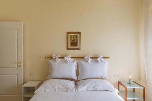Postel nebo postele na pokoji v ubytování Charme Montecatini Villa