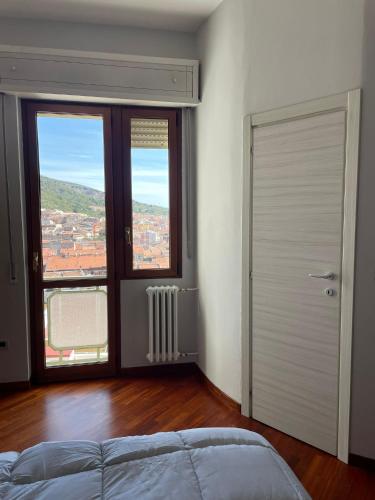 um quarto com uma cama, uma janela e uma porta em Heaven's Door em San Giovanni Rotondo