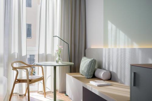 a hotel room with a table and a chair at Hotel Ilaria in Lucca