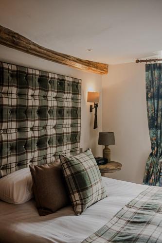 Ένα ή περισσότερα κρεβάτια σε δωμάτιο στο The White Hart Hotel