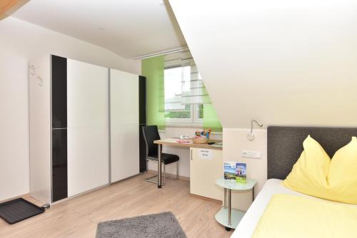 1 dormitorio con cama y escritorio en Ferienwohnungen und Zimmer Yassi, en Spielberg