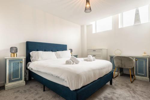 a bedroom with a blue and white bed and a desk at Cosy 1 Bedroom Apartment in Central Sheffield in Sheffield