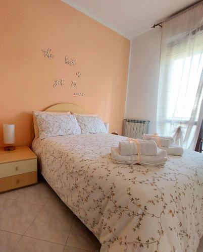 a bedroom with a bed with towels on it at Rosa d' Inverno in Piancastagnaio