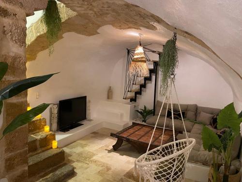 un salon avec un canapé et une table dans l'établissement Moment Aixois, à Aix-en-Provence