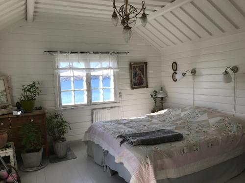 sypialnia z dużym łóżkiem i oknem w obiekcie Stockholms skärgård w mieście Vaxholm