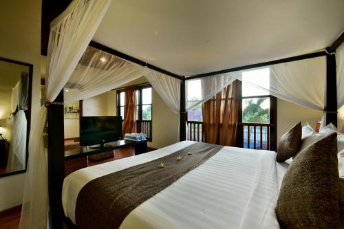 Postel nebo postele na pokoji v ubytování The Khayangan Dreams Villa Umalas