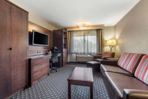 Μια τηλεόραση ή/και κέντρο ψυχαγωγίας στο Best Western Plus Ramkota Hotel