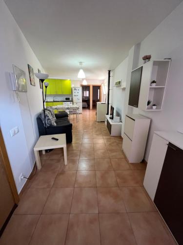 een woonkamer met een bank en een tafel bij Apartamento Arrabal in Teruel