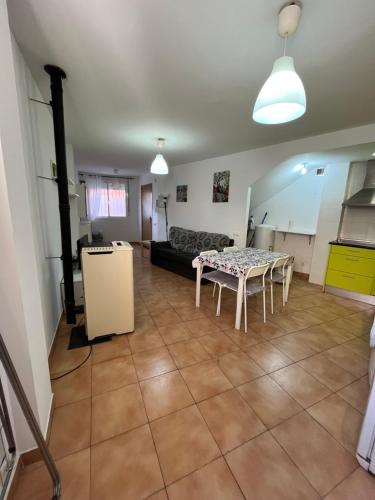 ein Wohnzimmer mit einem Tisch und einem Sofa in der Unterkunft Apartamento Arrabal in Teruel