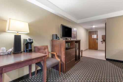Μια τηλεόραση ή/και κέντρο ψυχαγωγίας στο Best Western Plus Ramkota Hotel