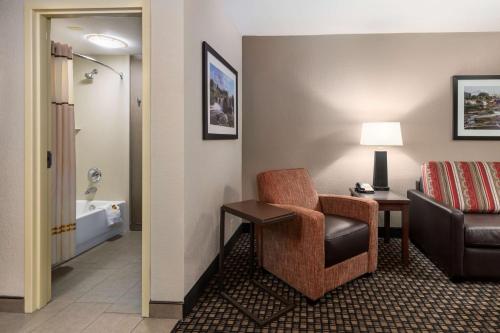 Χώρος καθιστικού στο Best Western Plus Ramkota Hotel