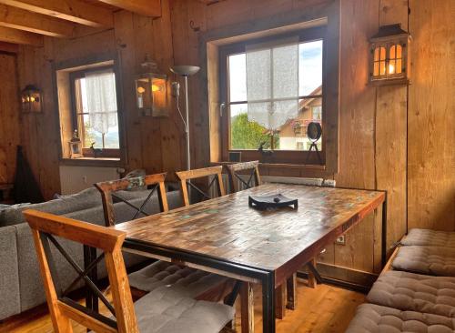 uma sala de jantar com uma mesa de madeira e cadeiras em Ferienwohnung Seeblick Nr 2 5-Zimmerwohnung - Feldberg Bärental em Feldberg