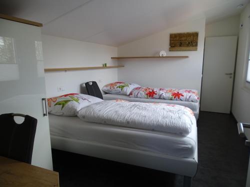 Habitación con 2 camas y almohadas. en Ferienapartment Birkenhain, en Wettringen