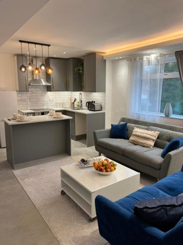 ein Wohnzimmer mit einem Sofa und einem Tisch in der Unterkunft Luxury 2 Bed Apartment in Royal Sutton Coldfield in Sutton Coldfield