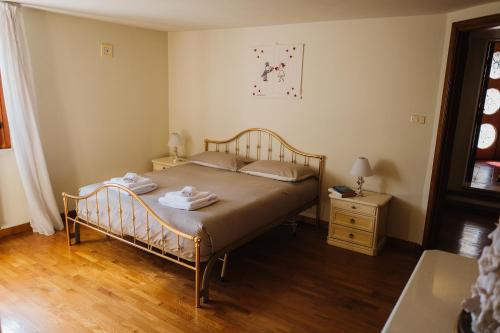 - une chambre avec un lit et des serviettes dans l'établissement Casa Dalla Nita, à San Vito Rimini