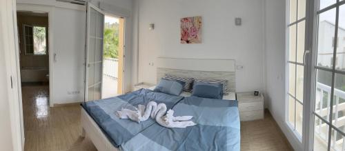 una camera da letto con due bianchi sdraiati su un letto di La Esperanza a Cala Murada