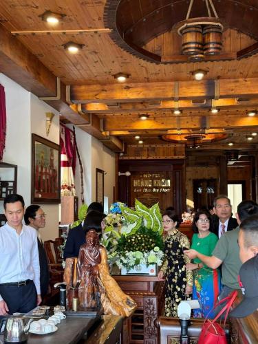 a group of people standing around a counter in a restaurant at Hoàng Khiêm Hotel in Pleiku