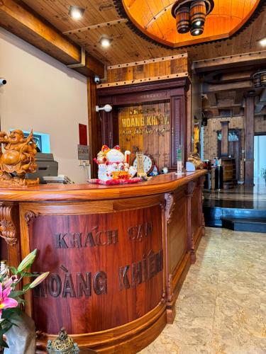 a bar in a restaurant with a sign that reads kapeake barong island island at Hoàng Khiêm Hotel in Pleiku