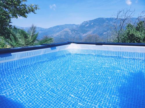 une piscine avec vue sur les montagnes dans l'établissement Maison Corse avec piscine et sauna - La Casa Lilia, à Campile