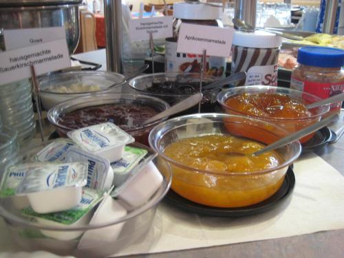 un comptoir avec des bols de nourriture et autres ingrédients dans l'établissement Ferienhof Hofer, à Absberg
