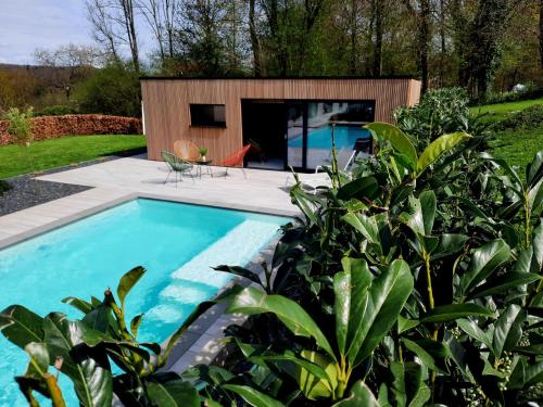 斯帕的住宿－Pool House 85，花园内的游泳池,带房子