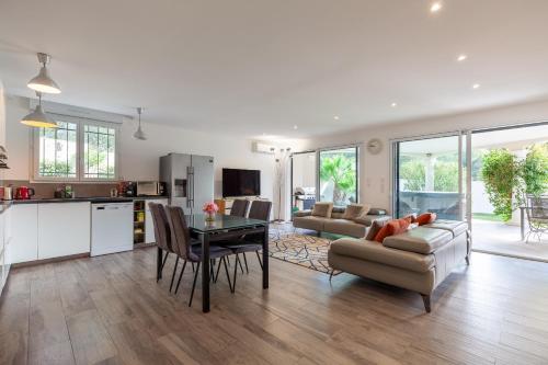 une cuisine et un salon avec une table et un canapé dans l'établissement Havre de paix 500m de la mer, à Sausset-les-Pins