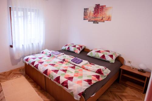 Apartman Lički san房間的床