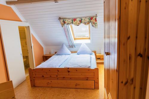 a small bedroom with a bed in a attic at Ferienhof Hofer in Absberg