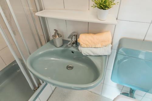 a bathroom with a green sink and a toilet at Ferienhof Hofer in Absberg