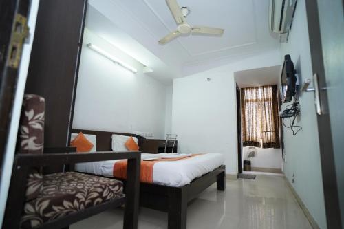 Schlafzimmer mit einem Bett, einem Fenster und einer Decke in der Unterkunft Hotel Laxmi Villa Palace in Jaipur