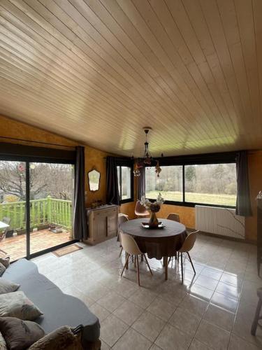 un salon avec une table et un canapé dans l'établissement Jolie maison de campagne, à Les Martys