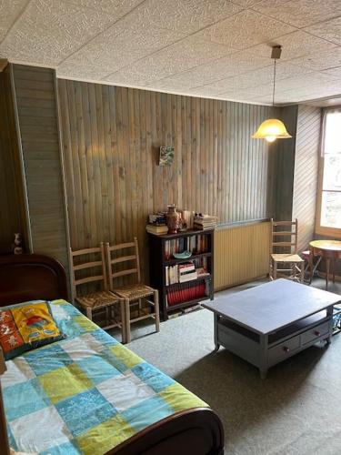 une pièce avec un lit et une table dedans dans l'établissement Jolie maison de campagne, à Les Martys