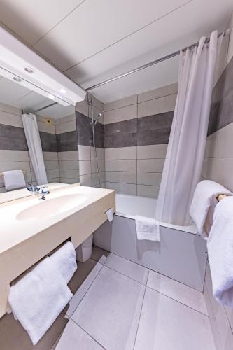 une salle de bain avec un lavabo et une douche dans l'établissement Hôtel Princes de Catalogne, à Collioure