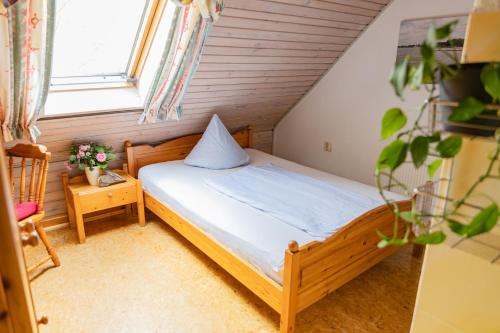 a small bedroom with a bed and a window at Ferienhof Hofer in Absberg
