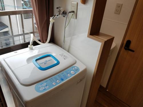 um dispositivo sentado em cima de uma máquina de lavar roupa em Kyoto - Apartment - Vacation STAY 98413v em Quioto