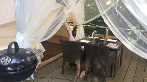 Tienda de campaña con mesa, hervidor de agua y sillas. en Shimanto Yamamizuki - Vacation STAY 36958v, en Shimanto