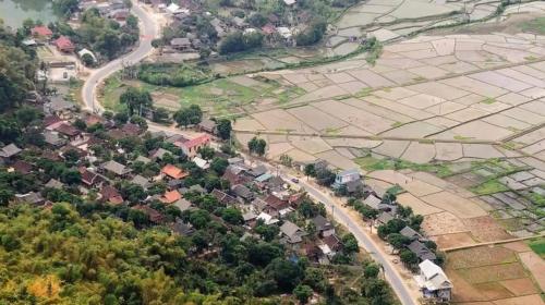 z góry widok na wioskę z drogą w obiekcie Bình Minh hotel w mieście Mai Châu