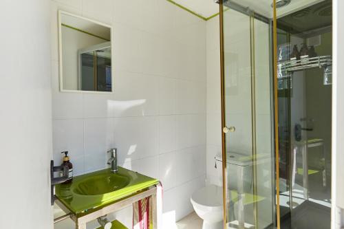 een badkamer met een groene wastafel en een toilet bij El Ranchito in Jamilena