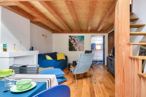 - un salon avec des fauteuils bleus et un canapé bleu dans l'établissement Maison pour 2 adultes - 4 enfants - 600m plage, à LʼÉpine