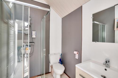 a bathroom with a toilet and a sink at La maison bleue - Erquy - Piscine couverte in Erquy