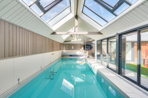 - une piscine intérieure avec une lucarne dans une maison dans l'établissement La maison bleue - Erquy - Piscine couverte, à Erquy