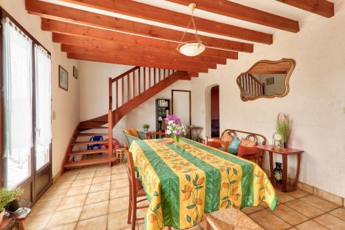 une chambre avec un lit et un escalier dans l'établissement Maison avec jardin pour 6 entre golf et plage, à Saint-Gildas-de-Rhuys